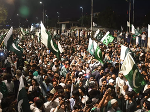 Pakistan'da bağımsızlık günü kutlamalarında 2 kişi öldü