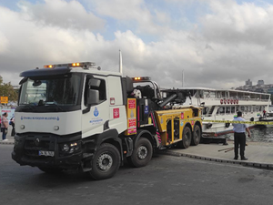 Eminönü'nde İETT otobüsü denize düştü