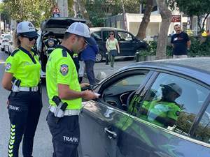 Kadıköy'de yayalara yol vermeyen sürücülere 15 bin 832 lira ceza kesildi