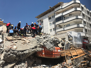Gaziantep'te yıkım sırasında çöken binanın enkazı altında kalan operatör hayatını kaybetti