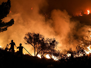 Çanakkale'de dün çıkan orman yangınına havadan ve karadan müdahale sürüyor