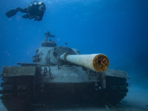 Su altındaki tanka Zafer Bayramı dalışı