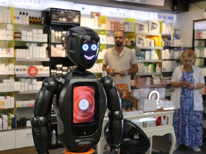 Yalova'da eczaneye gelenleri yapay zeka sistemine sahip robot karşılıyor
