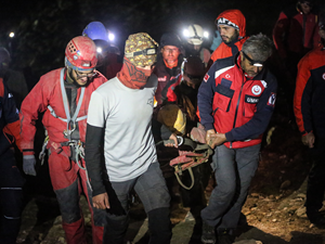 Mersin'de mağarada rahatsızlanan ABD'li dağcı tahliye edildi