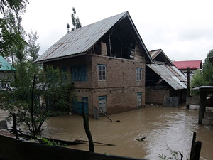 Hindistan'da şiddetli yağmurlar nedeniyle ilk belirlemelere göre 21 kişi öldü