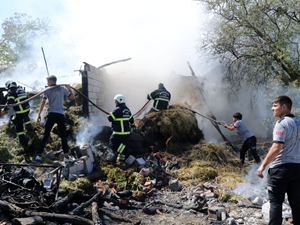 Burdur'da bahçede yemek için yakılan ateşin sıçradığı ev yandı