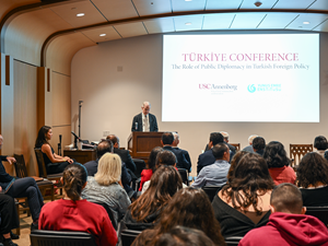 ABD'de Türkiye konulu konferansı provoke etmeye çalışan Ermeni protestoculara polis müdahale etti