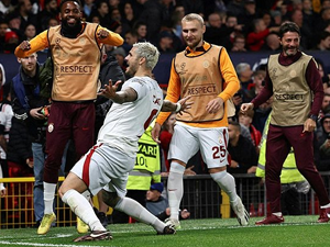 Galatasaray, deplasmanda karşılaştığı İngiliz ekibi Manchester United'ı 3-2 yendi