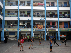 İsrail'in saldırılarından kaçan Filistinliler, Birleşmiş Milletler'e ait okullara sığındı