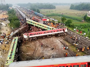 Hindistan'da trenin raydan çıkması sonucu 4 kişi öldü, 50 kişi yaralandı