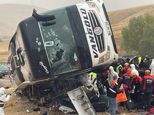Sivas'ta yolcu otobüsü devrildi, 7 kişi öldü, 40 kişi yaralandı