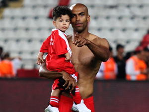 Antalyasporlu Naldo'nun trafik kazasında yaralanan oğlu hayatını kaybetti