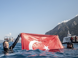 Milli sporcu Şahika Ercümen'den Cumhuriyet'in 100. yılında yeni dünya rekoru