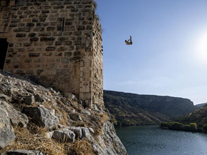 Red Bull sporcusundan Rumkale'de uçurum dalışı