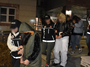 Bağırsaklarına gizledikleri uyuşturucuyla yakalanan 2 kadın tutuklandı