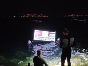 Dalgıçlar Gazze'ye destek için su altında pankart açtı