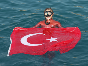 Milli sporcu Şahika Ercümen, Cumhuriyet'in 100. yılı nedeniyle özel dalış gerçekleştirdi
