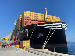 Dünyanın en büyük konteyner gemisi "MSC TÜRKİYE" Asyaport'a demirledi