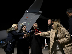 Sağlık Bakanı Koca, Türkiye'ye getirilen Gazzeli hastaları karşıladı