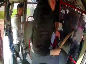 Otobüs şoförü, 'fazla yolcu' tartışmasında yolcuya sopayla saldırdı