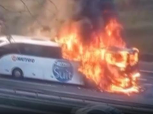 Bağcılar'da yolcu otobüsünde yangın