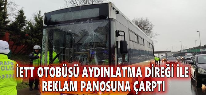 İETT otobüsü aydınlatma direği ile reklam panosuna çarptı
