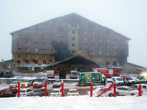 Kartalkaya'da yanan otelde ekiplerin çalışmaları sürüyor