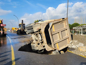 Hafriyat kamyonu yolda oluşan çukura düştü