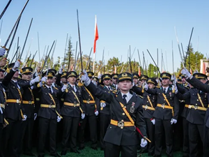 5 teğmen TSK'den ihraç edildi