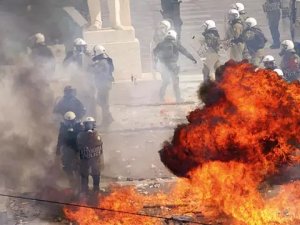 Yunanistan savaş alanına döndü!