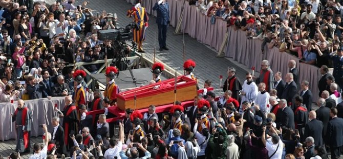 Katolikler’den Papa Francis'e son veda!