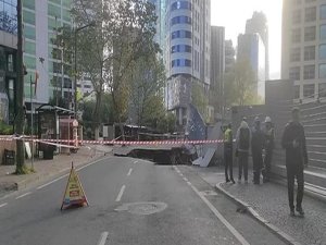 İstanbul'un göbeğinde yol çöktü!