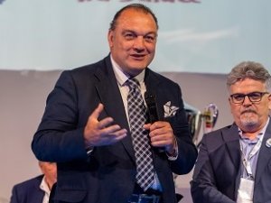 Dündar Kesaplı’ya Spora ve Kültürlerarası Diyaloğa Katkılarından Dolayı Ödül!