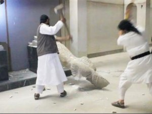IŞİD, 2 bin yıllık heykeli parçaladı