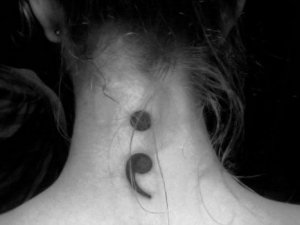 Vücutlarına noktalı virgül dövmesi yaptırıyorlar