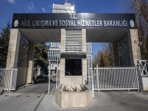 Bakanlığın önünde isyan: “Yakalım mı kendimizi?”