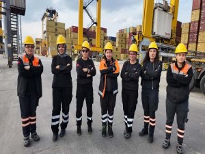 Asyaport’ta kadınlar limanın yükünü omuzluyor