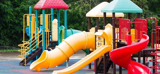 Parkta oynayan çocuklar, elektrik akımına kapıldı