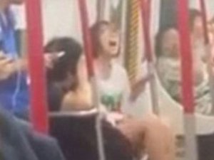 Metroda şarjı biten kadın delirdi