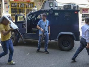 Diyarbakır'da polis ekibine silahlı saldırı