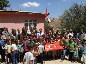 Şirvan Yamaçlı Köy Okulu'na İstanbul Şehit Aileleri ve İnsan Hakları Derneğinden kütüphane