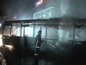 Ataşehir'de teröristler otobüs yaktı!