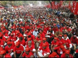 Hindistan'da 150 milyon işçi greve gitti