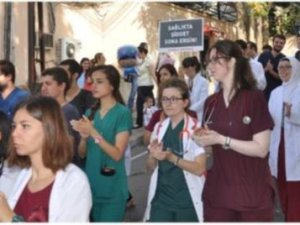 Tıp fakültesinde şiddete tepki protestosu