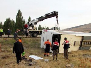 Yolcu otobüsü devrildi: 1 ölü, 32 yaralı