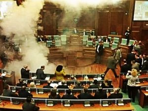 Kosova'da muhalefet milletvekilleri meclise biber gazı attı!