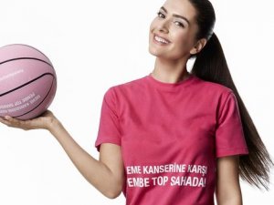 Bergüzar Korel’den meme kanserine "pembe toplu" destek