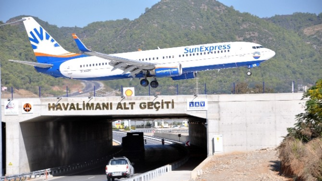 Türkiye'nin ilk viyadüklü uçak pisti açıldı