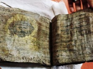 Altın varaklı bin yıllık İncil ele geçirildi