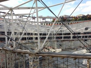 Vodafone Arena'nın çatısı yükseliyor